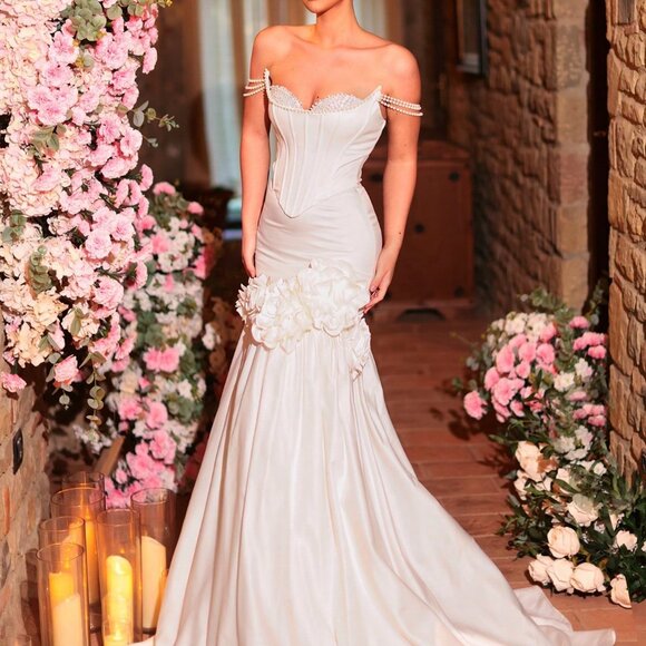 White Luxurious Women's Elegant Wedding Dress - Picture 3 of 6